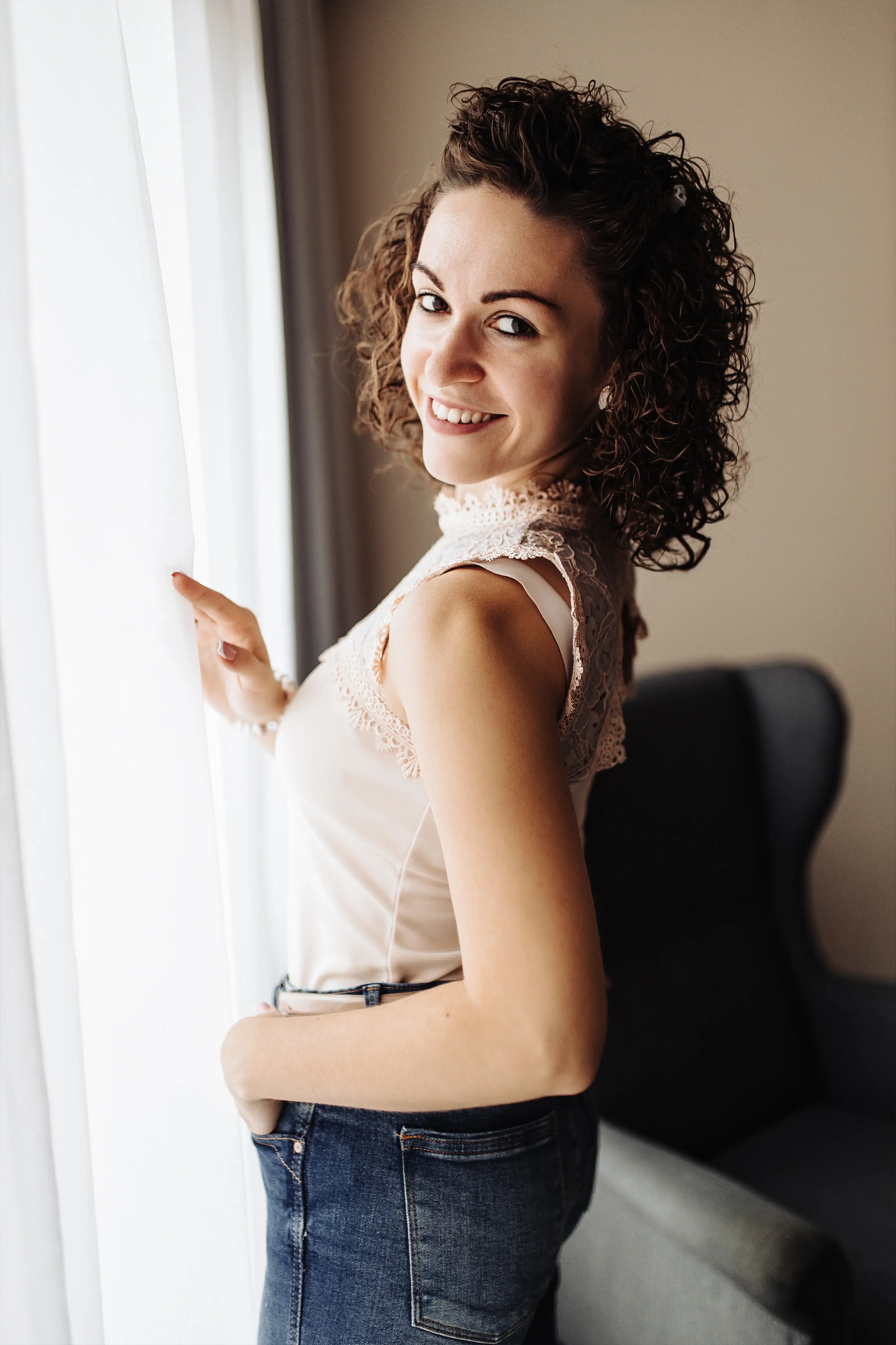 Varjuné Mikó Dóra áll az ablak előtt