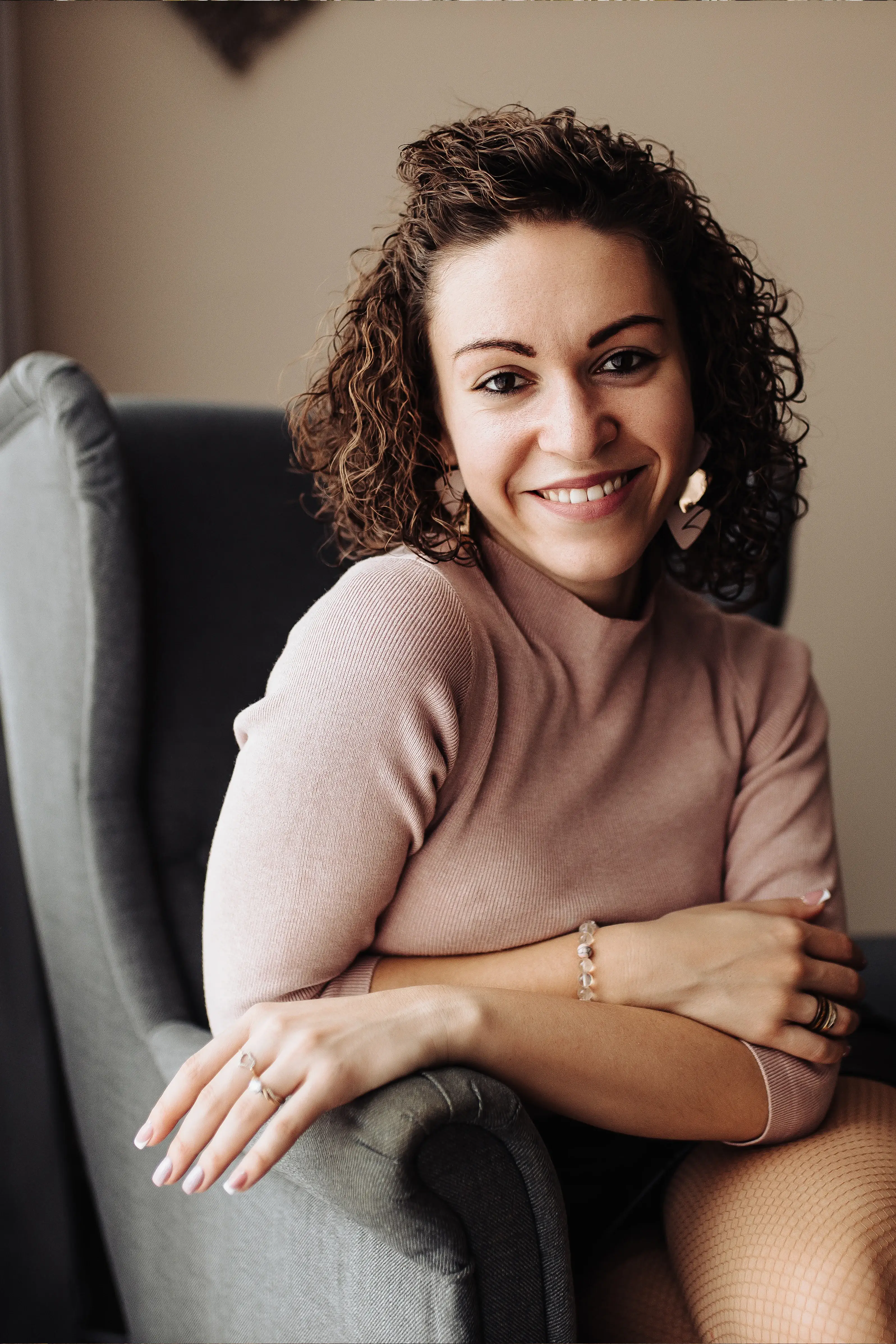 Varjuné Mikó Dóra ül egy fotelben 