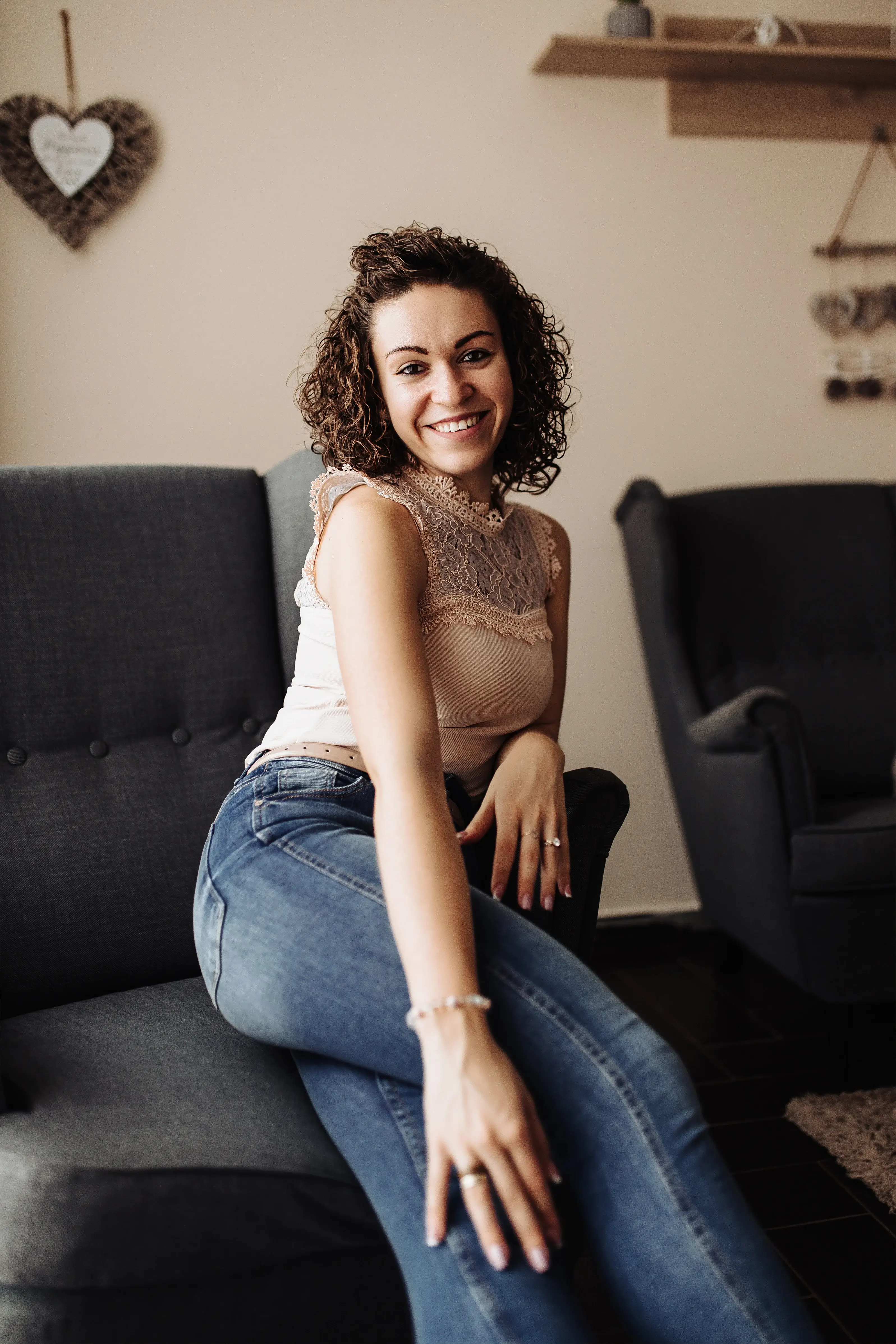 Varjuné Mikó Dóra ül egy fotelben összetett lábakkal