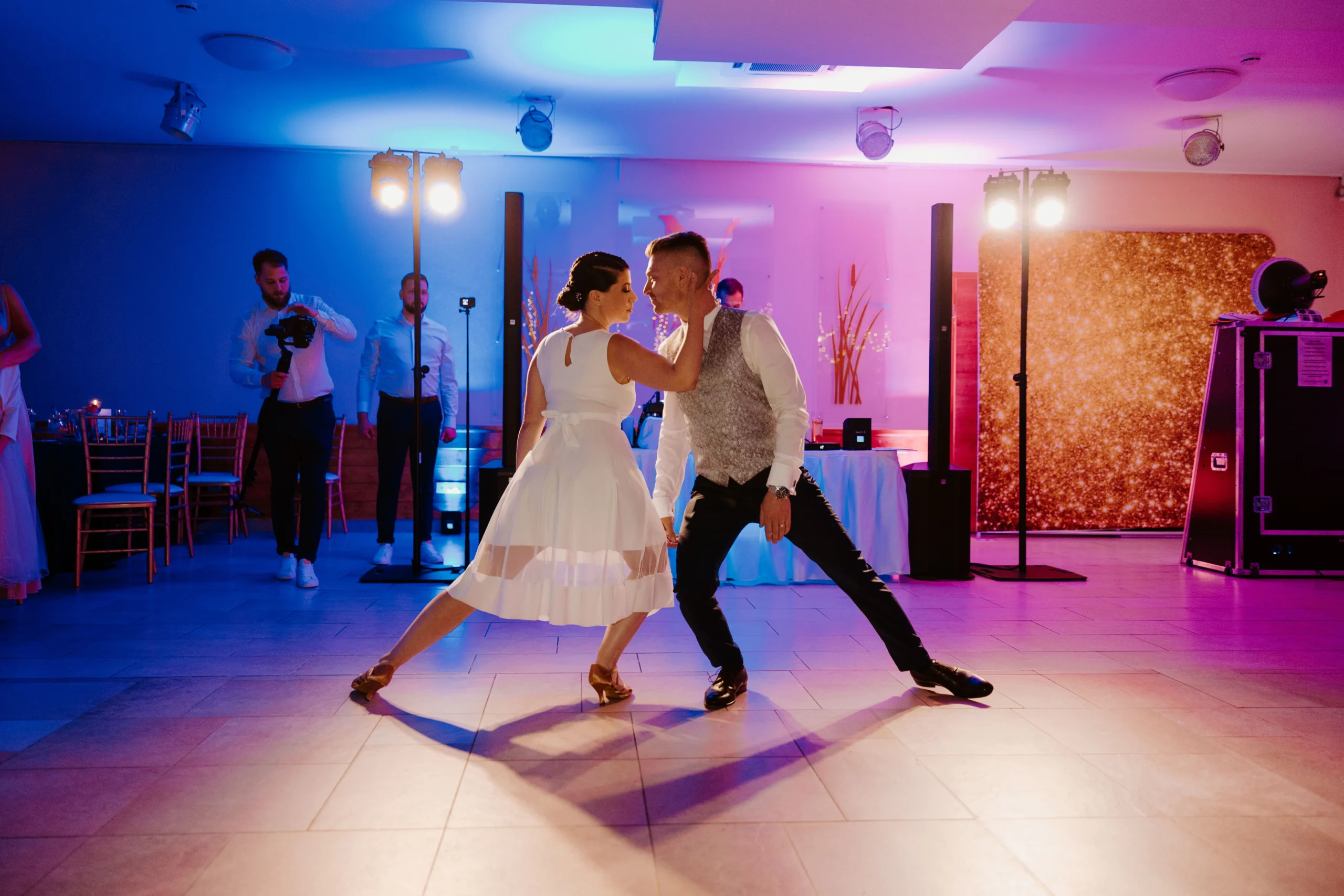 Általános társastánc tanfolyam: elegánsan táncoló férfi és nő a táncparketten