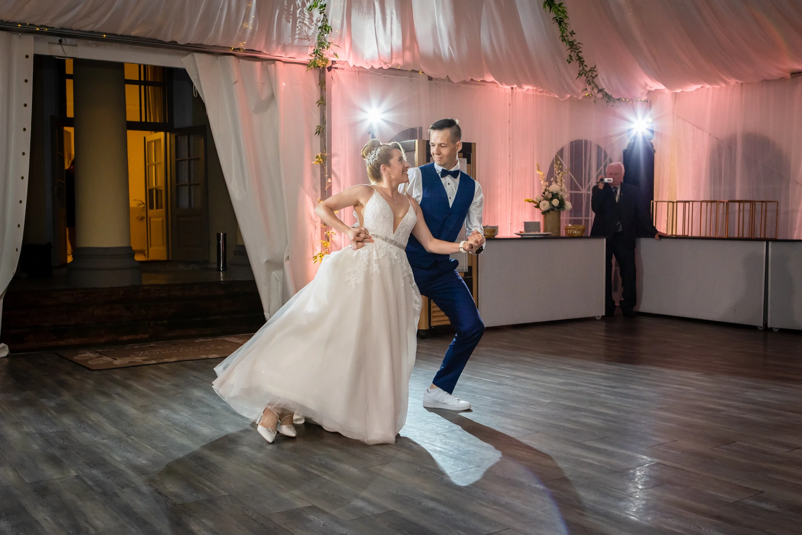 Esküvői táncoktatás: menyasszony és vőlegény táncolják az első táncukat az esküvőn