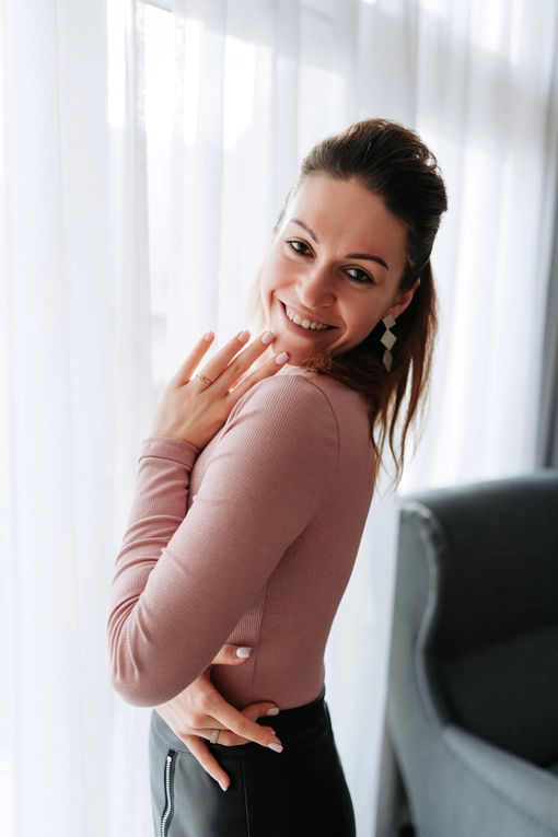 Varjuné Mikó Dóra ül egy fotelben összetett lábakkal